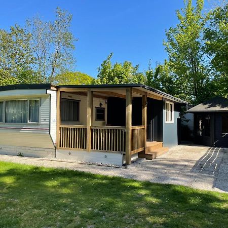 Chalet 'T Rijsterbos Op Camping Met Zwembad! Villa ภายนอก รูปภาพ
