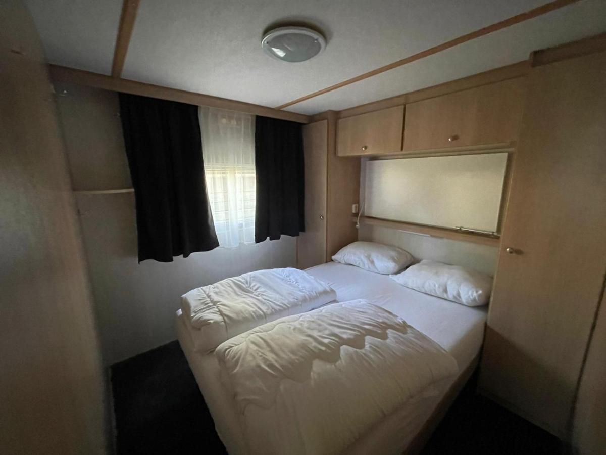Chalet 'T Rijsterbos Op Camping Met Zwembad! Villa ภายนอก รูปภาพ